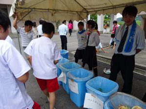 今年もゴミステーションで、全校のゴミを管理・分別しています。